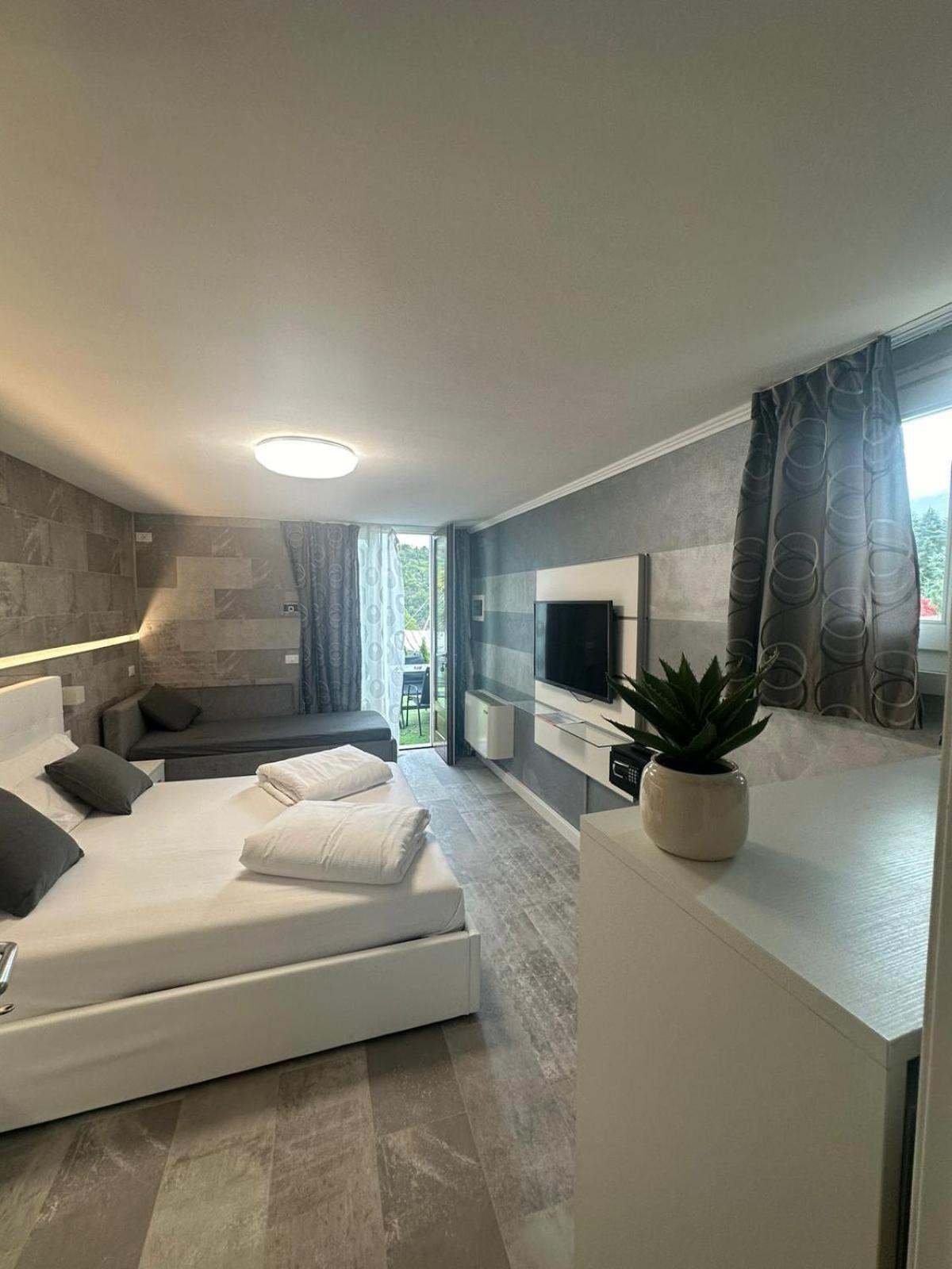 Delle Rose Aparthotel Tremosine公司
