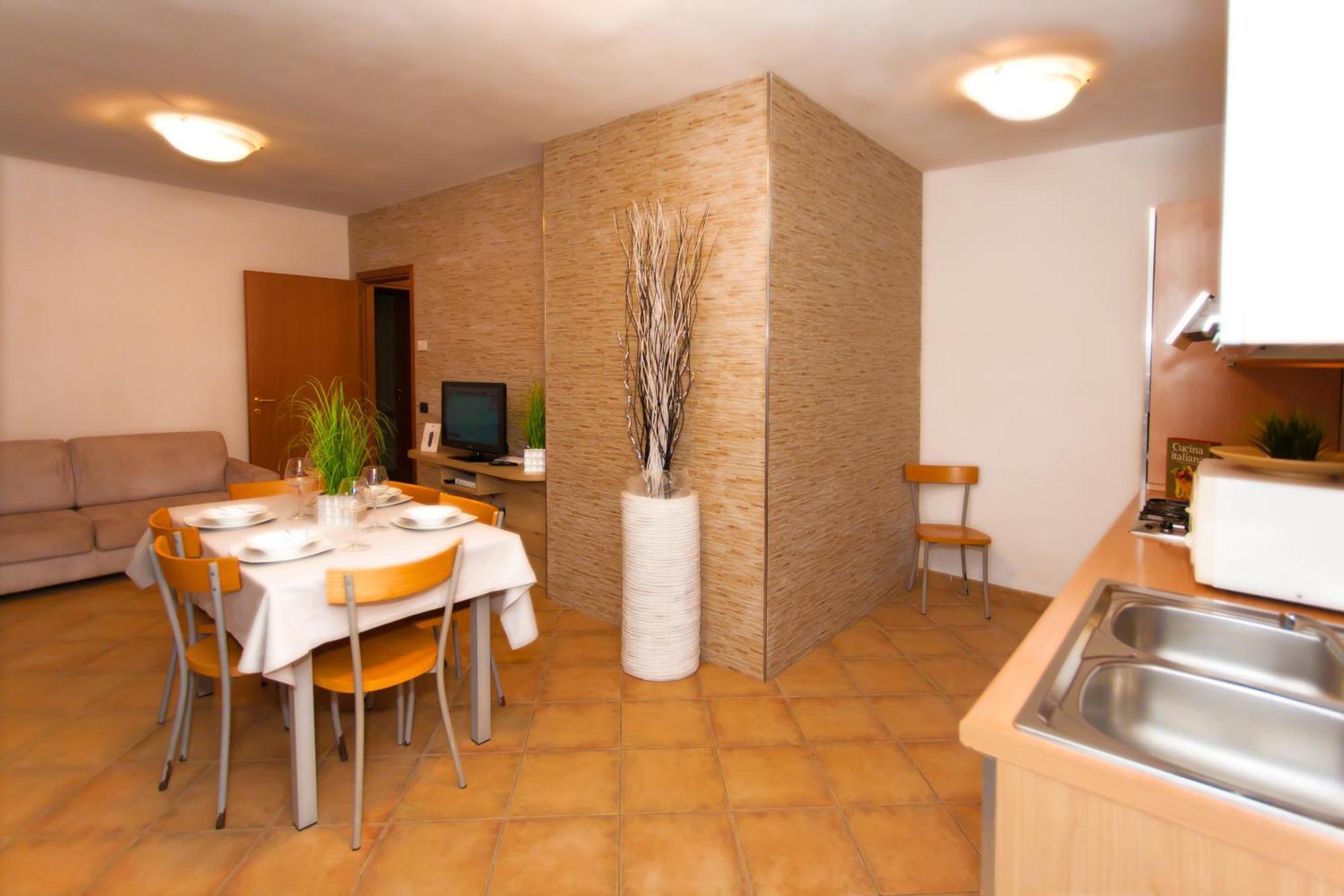 Aparthotel Delle Rose Tremosine公司